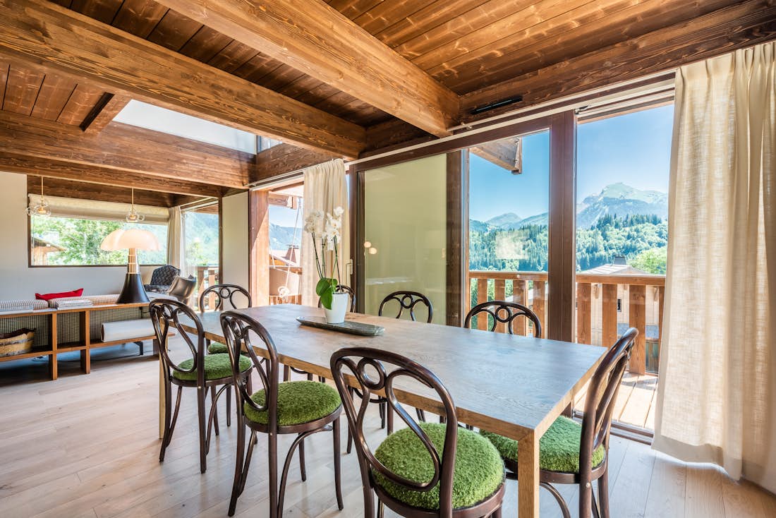 Morzine location - Chalet Cipolin - Belle salle à manger ouverte dans l'chalet de luxe Cipolin familial à La Cote d'Arbroz
