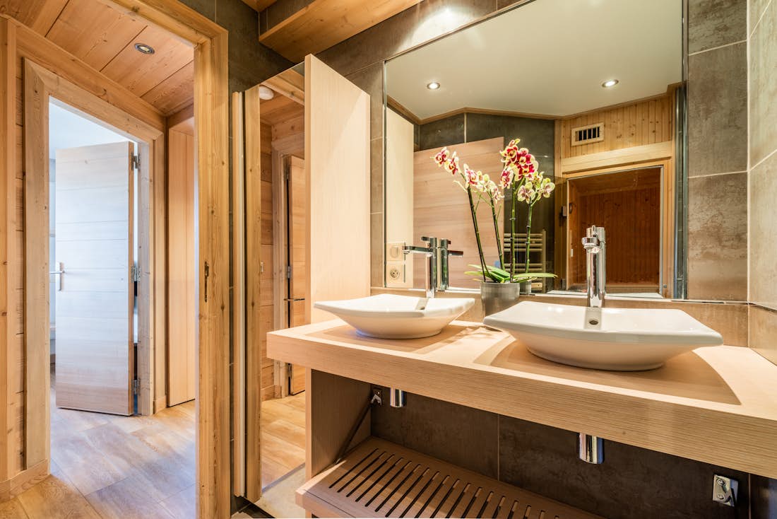 Courchevel accommodation - Apartment Itauba - Modern bathroom with amenities ski in ski out apartment Itauba Courchevel 1850