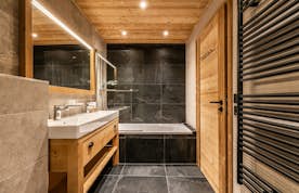 Salle de bain moderne baignoire appartement Fagus Alpe d'Huez