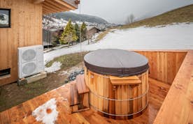Outdoor nordic hot tub mountain views jacuzzi chalet Nelcôte Morzine