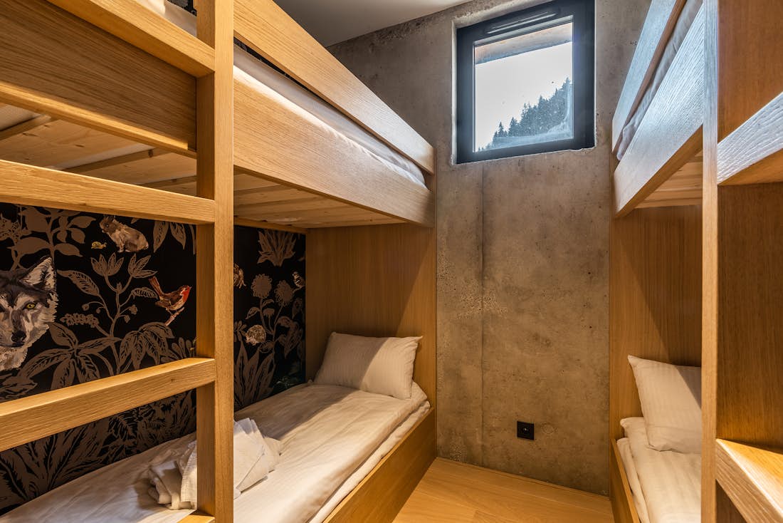 Morzine location - Chalet Nelcôte - Chambre à lit superposé avec papier peint design dans le chalet de services hôteliers Nelcôte Morzine