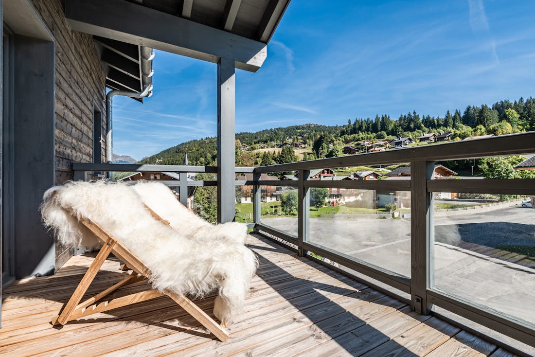 Roomy terrace mountain views ski in ski out apartment Merbau Les Gets