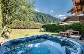 Jacuzzi en plein air vue montagne chalet de luxe familial Olea Chamonix