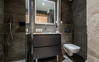 Alpe d’Huez location - Appartement Wapa - Salle de bain moderne avec baignoire à la location Wapa à l'Alpe d'Huez