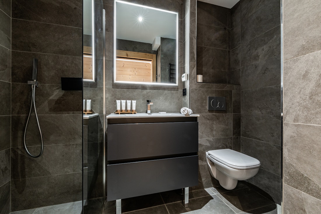 Salle de bain moderne avec baignoire à la location Wapa à l'Alpe d'Huez