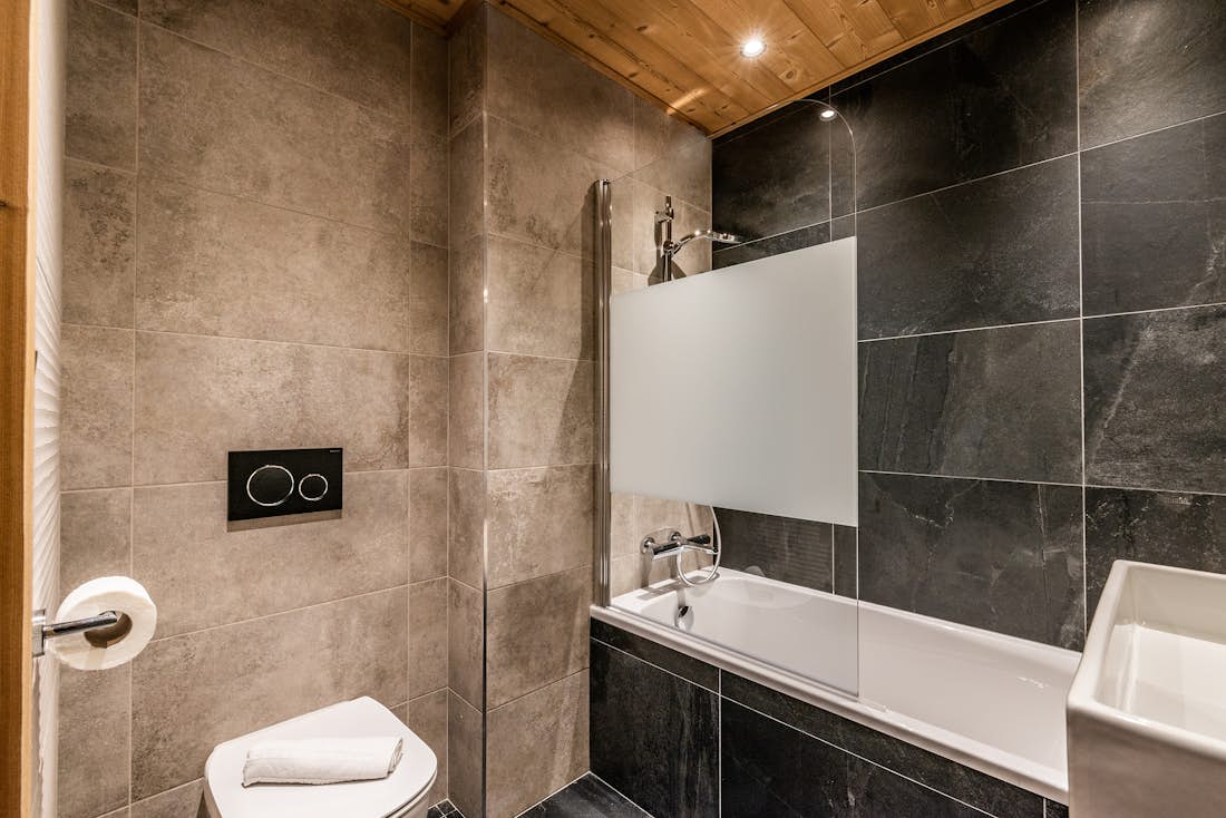 Alpe d’Huez location - Appartement Juglans - Salle de bain designavec une baignoire dans appartement Juglans à Alpe d'Huez