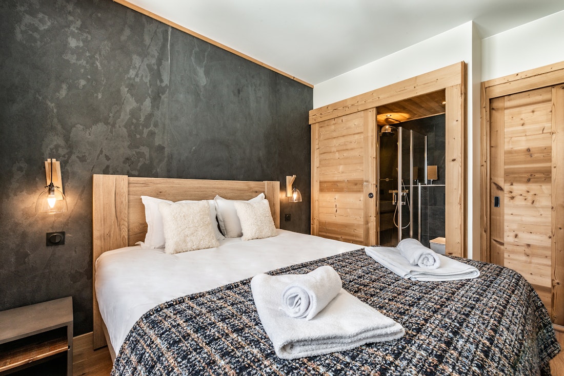Chambre double cosy salle de bain appartement Fagus Alpe d'Huez