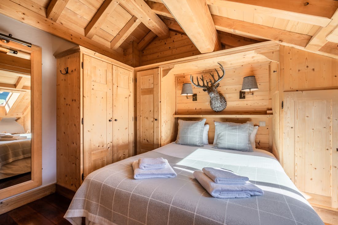 Morzine accommodation - Apartment Garapa - Spacious double ensuite bedroom at ski apartment Garapa Morzine