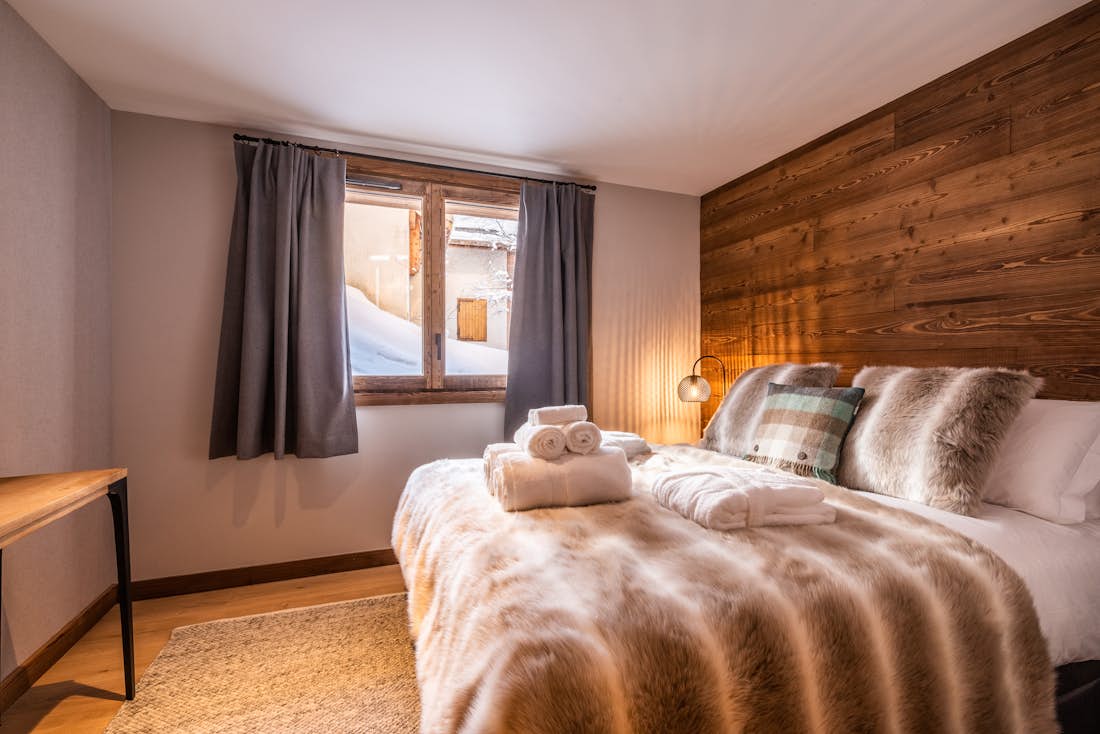 Luxury double ensuite bedroom ski in ski out apartment Ophite Méribel