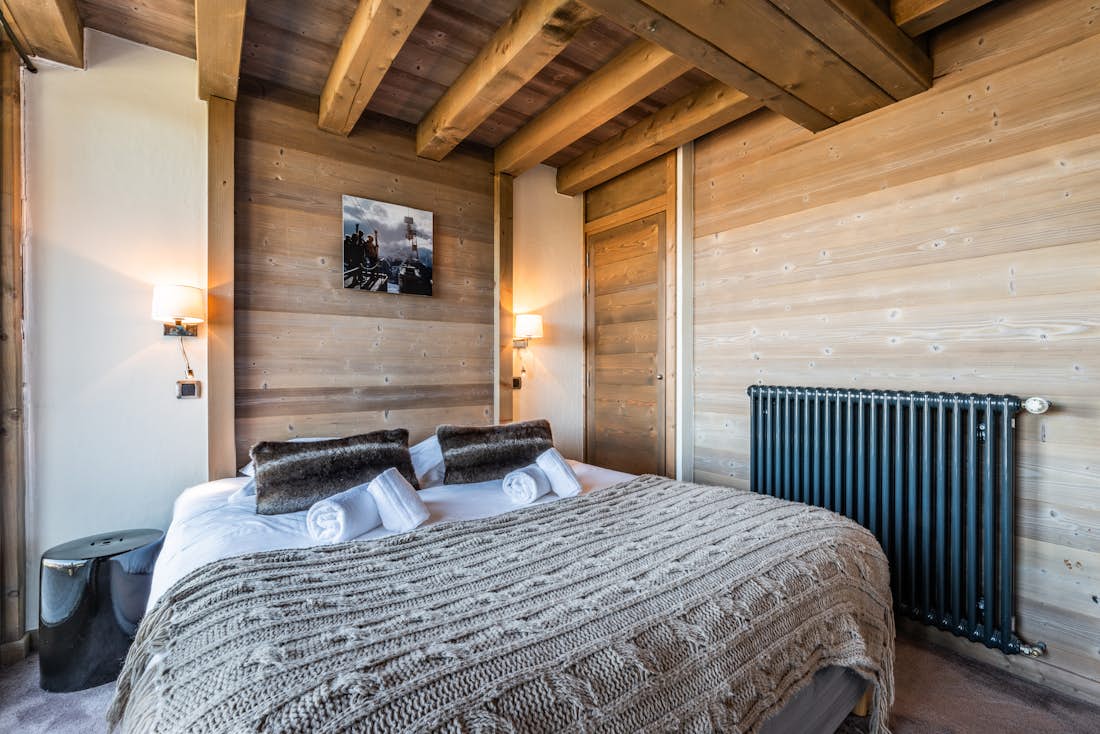 Courchevel accommodation - Apartment Tiama - Cosy double bedroom with landscape views at family apartment Tiama Courchevel 1850