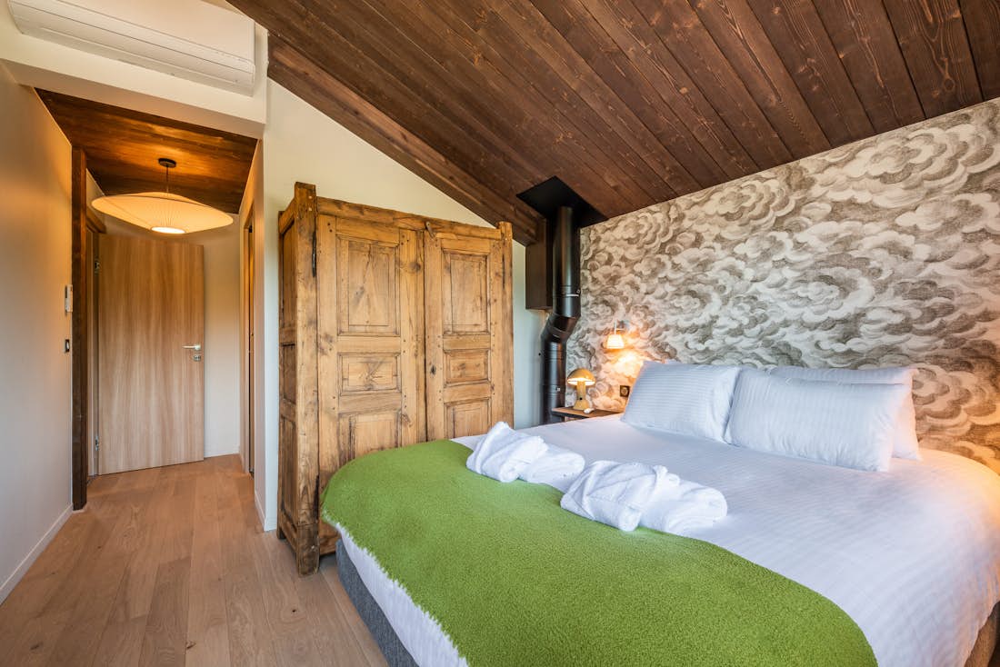 Chambre double confortable vue paysage chalet de luxe Cipolin ski La Cote d'Arbroz