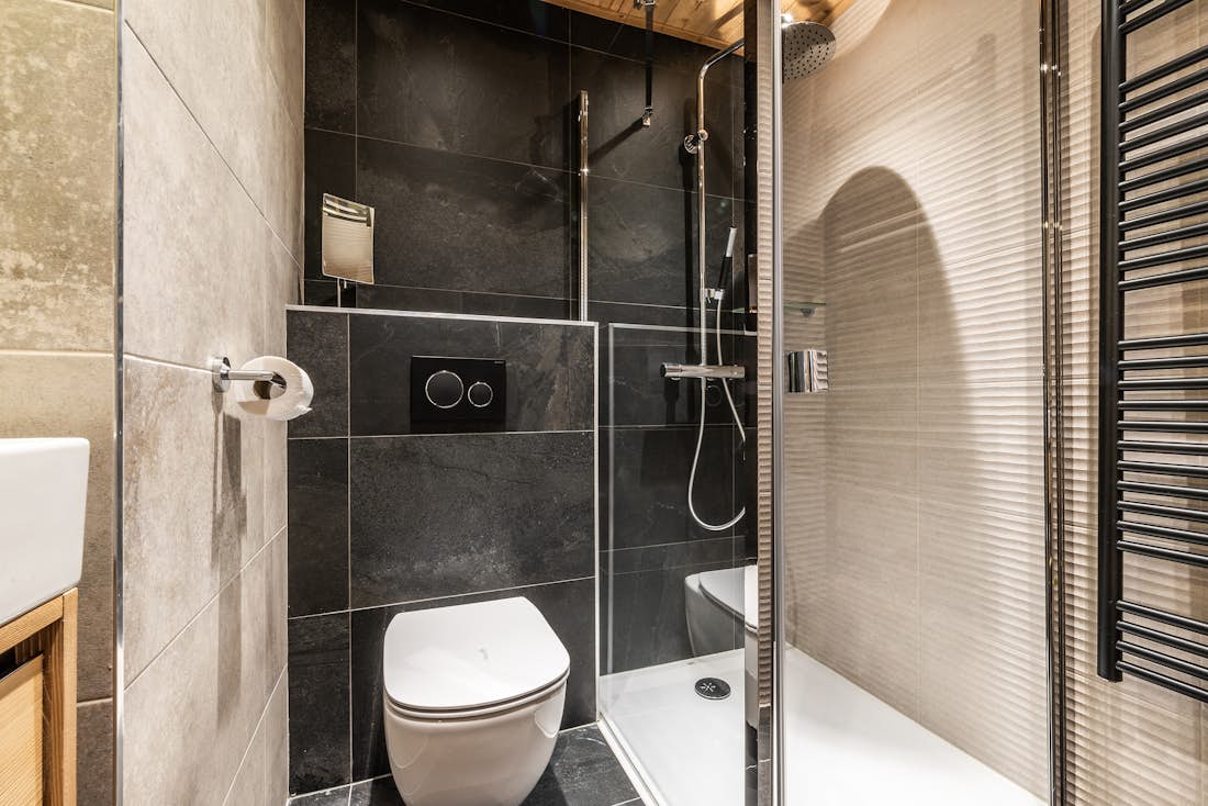 Alpe d’Huez location - Appartement Fagus - Salle de bain moderne avec une douche à l'italienne dans appartement Fagus à Alpe d'Huez