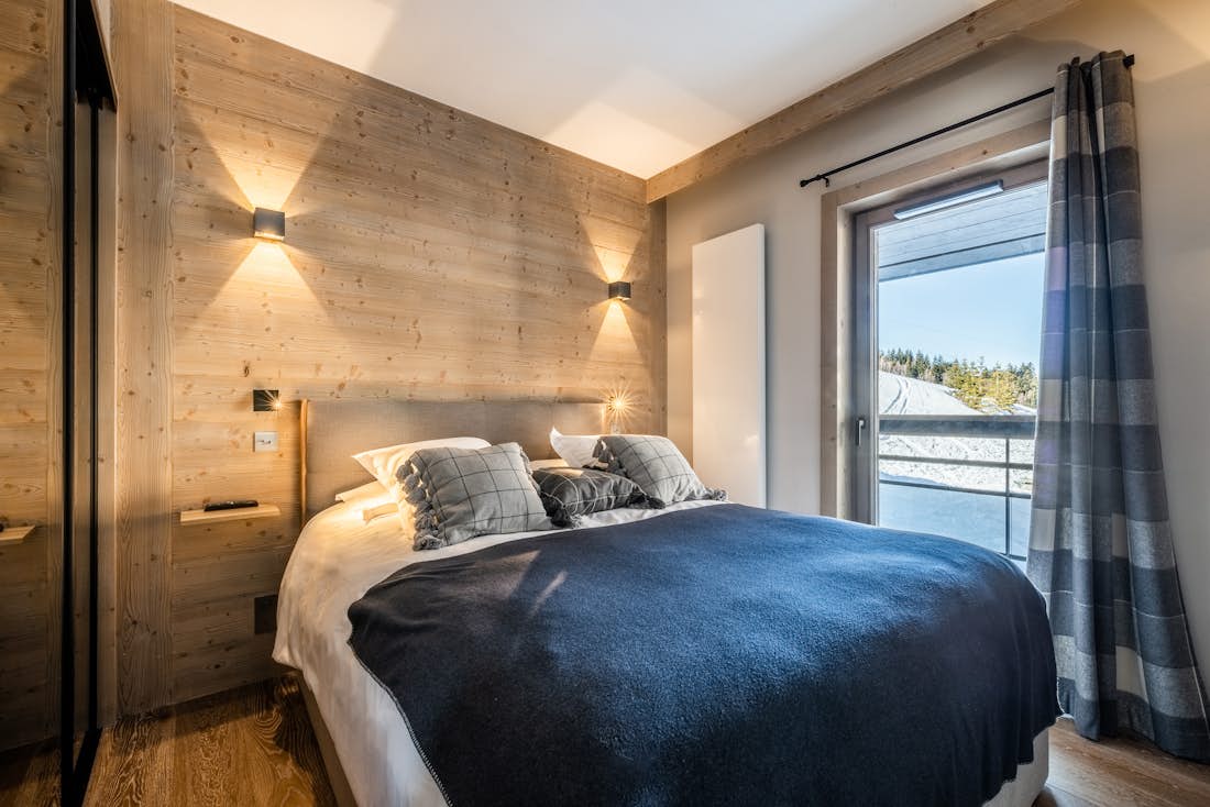 Courchevel accommodation - Apartment Adda - Cosy double bedroom with landscape views at ski in ski out apartment Adda Courchevel Village