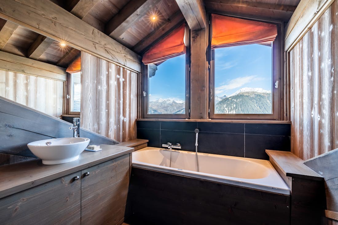 Courchevel accommodation - Apartment Tiama - Exquisite bathroom with luxury bathtub with outdoor views at ski in ski out apartment Tiama Courchevel 1850