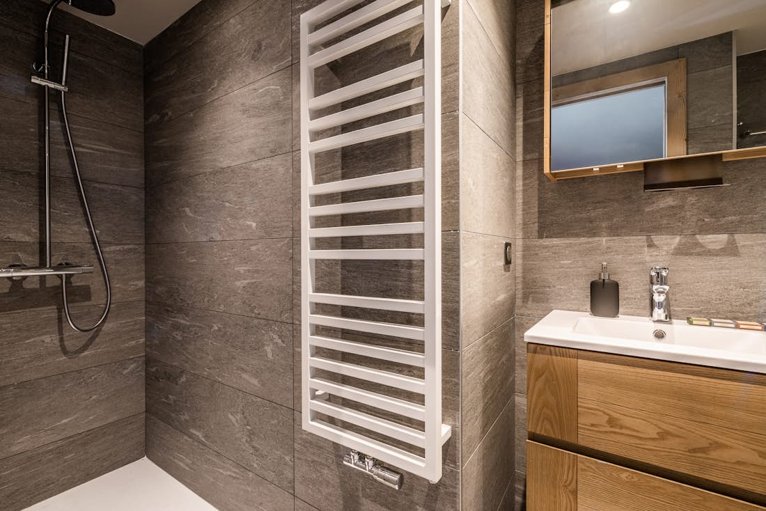 Magnifique salle de bain moderne douche à l'italienne appartement de luxe aux pieds des pistes Merbau Les Gets