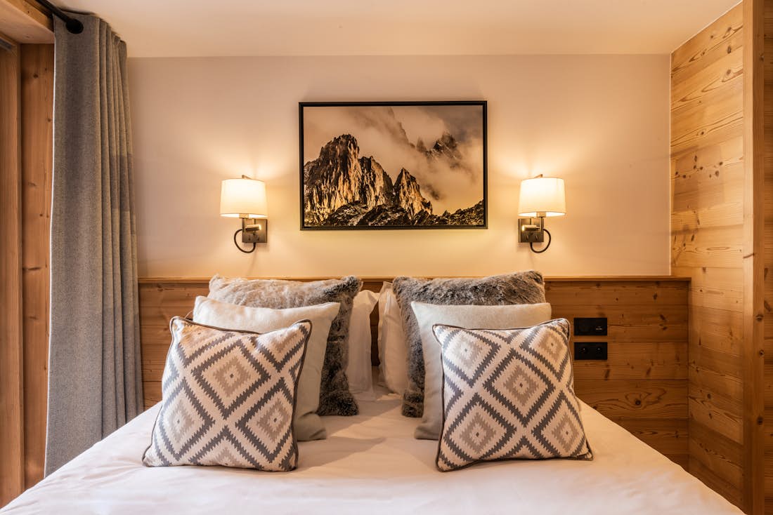 Opulent double ensuite bedroom ski in ski out apartment Tamboti Alpe d'Huez