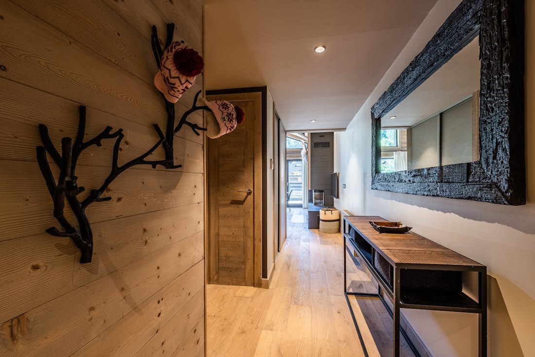 Les Gets accommodation - Apartment Merbau - Spacious entrance corridor at family apartment Merbau Les Gets
