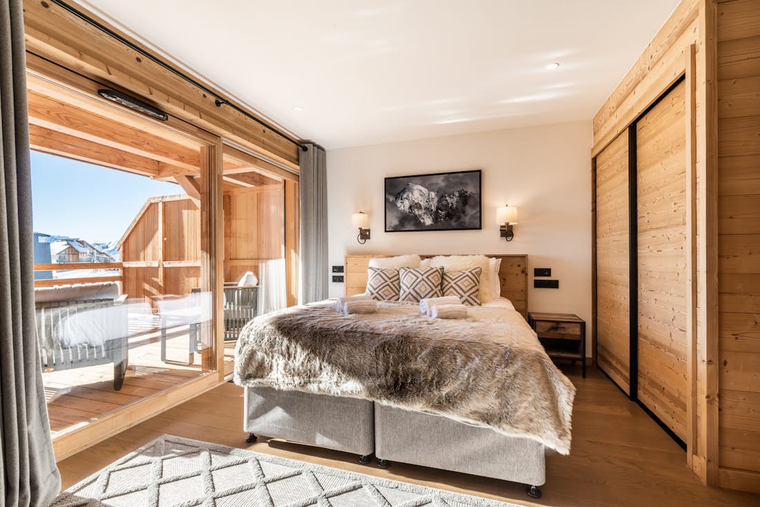 Alpe d’Huez location - Appartement Tamboti - Luxueuse chambre double moderne avec salle de bain dans appartement de luxe familial Tamboti à Alpe d'Huez