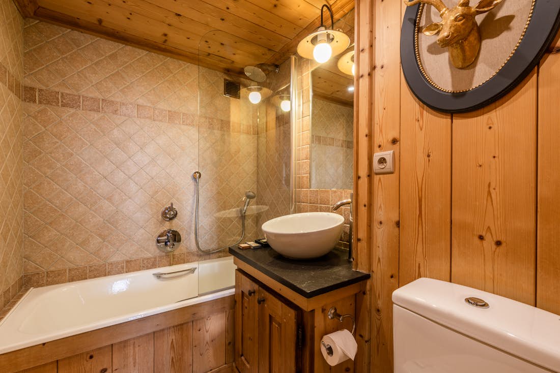 Exquisite bathroom bathtub family apartment Garapa Morzine