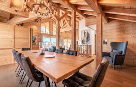 Belle salle à manger ouverte appartement de luxe familial Tamboti Alpe d'Huez