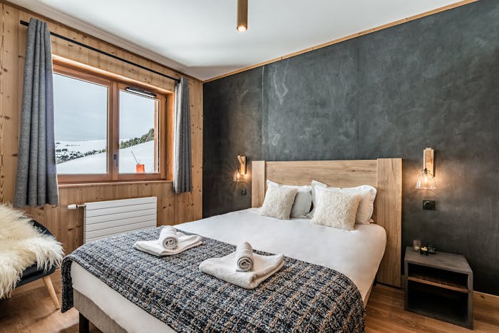 Luxury double ensuite bedroom ski in ski out apartment Thuja Alpe d'Huez