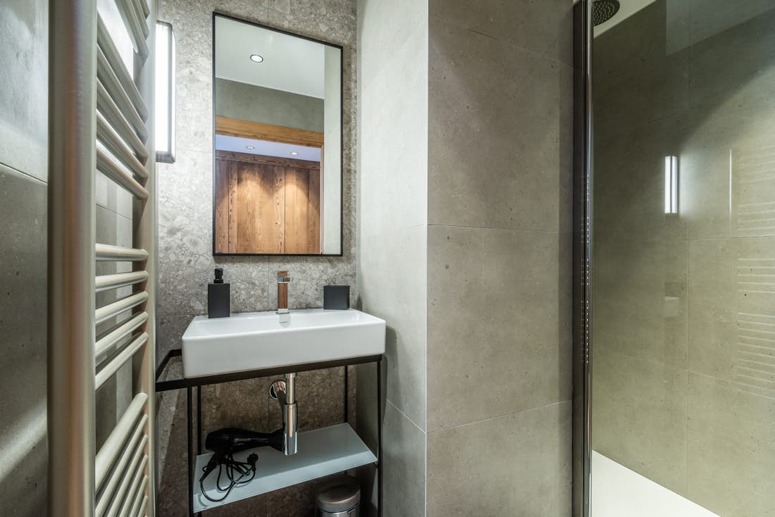 Modern bathroom walk-in shower ski in ski out apartment Ophite Méribel