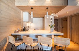 Cuisine contemporaine ouverte appartement de luxe aux pieds des pistes Adda Courchevel Village
