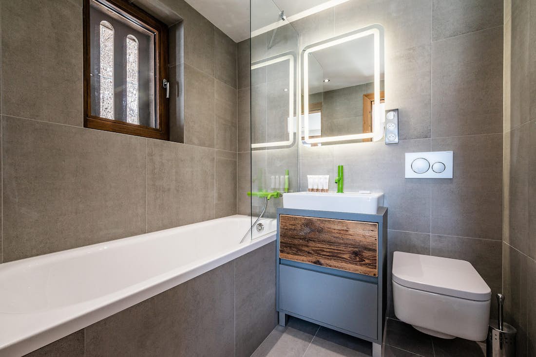 Chamonix location - Chalet Badi - Une salle de bain contemporaine avec une baignoire dans le chalet familial Badi à Chamonix