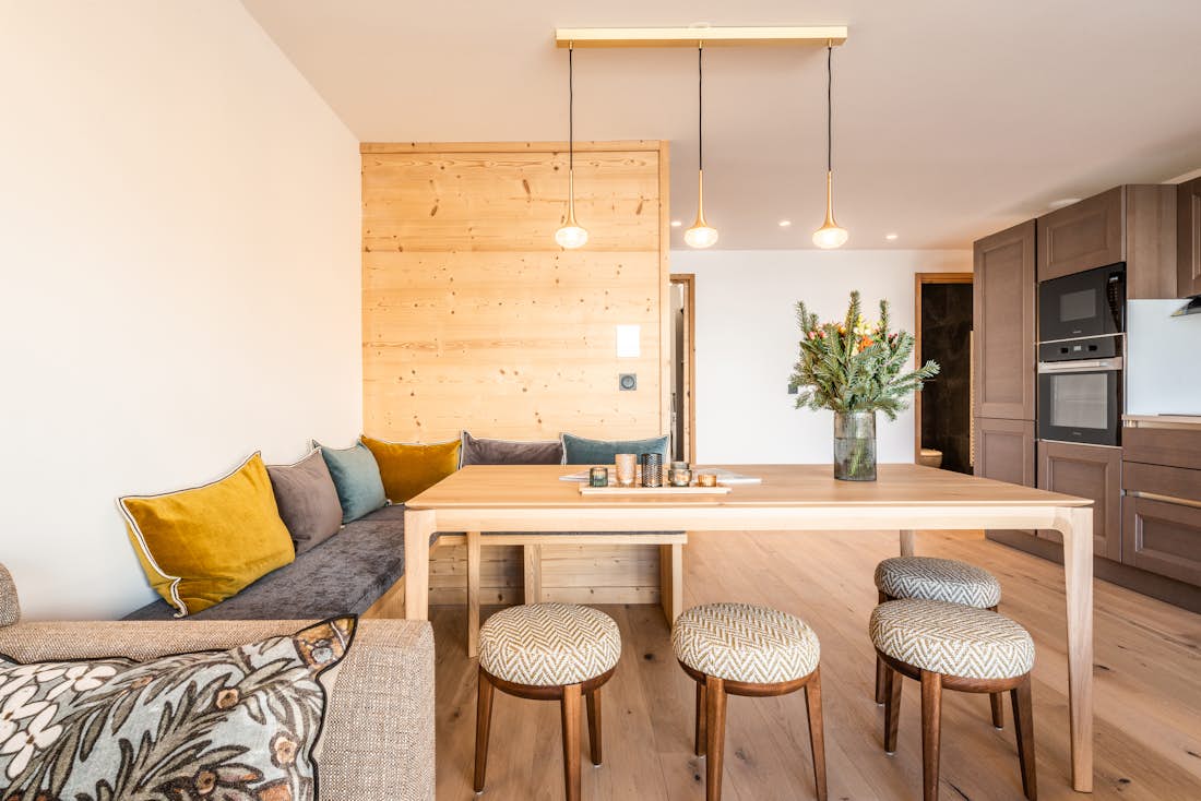 Moderne originale salle à manger ouverte appartement de ski de luxe Sipo Alpe d'Huez