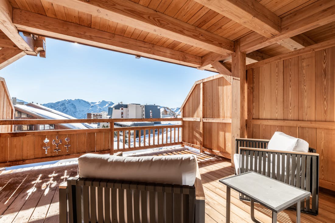Spacious bedroom terrace mountain views ski in ski out apartment Tamboti Alpe d'Huez