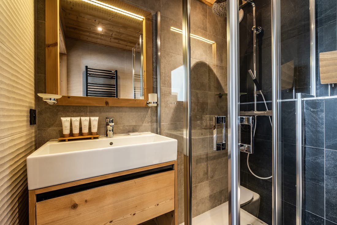 Alpe d’Huez location - Appartement Fagus - Salle de bain moderne avec une douche à l'italienne dans appartement Fagus à Alpe d'Huez