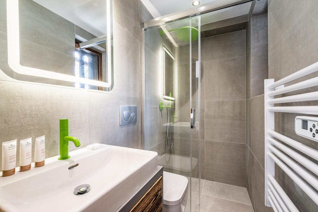 Chamonix location - Chalet Badi - Une salle de bain moderne avec une douche à l'italienne dans le chalet familial Badi à Chamonix