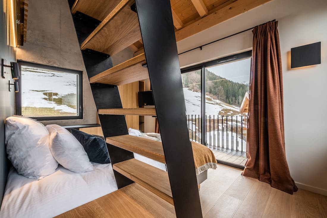 Chambre double confortable linge de lit vue paysage chalet Nelcôte Morzine