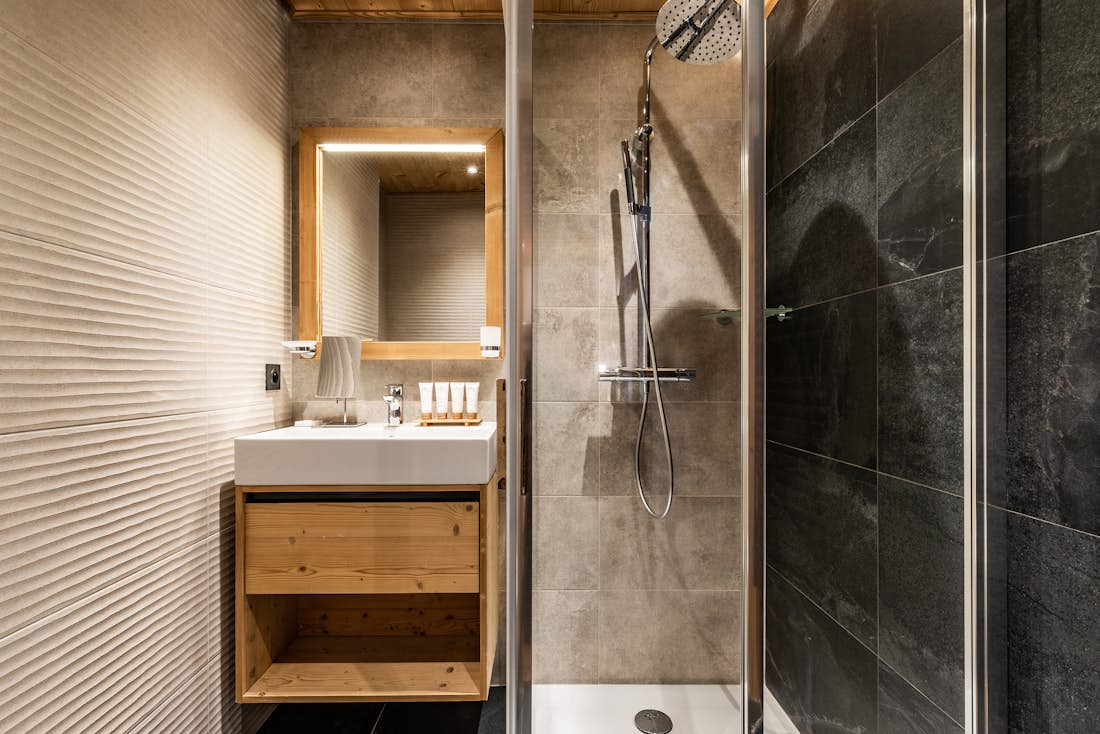 Design bathroom walk-in shower ski in ski out apartment Thuja Alpe d'Huez