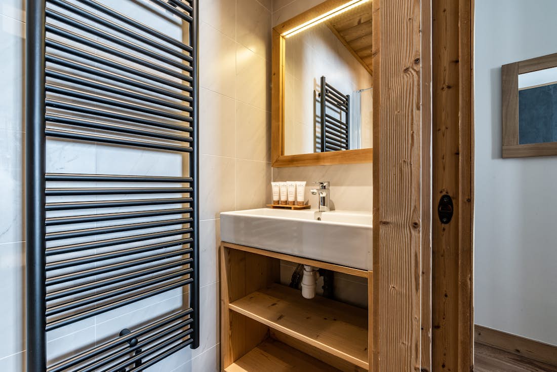 Modern bathroom luxury toiletries ski in ski out apartment Sorbus Alpe d'Huez