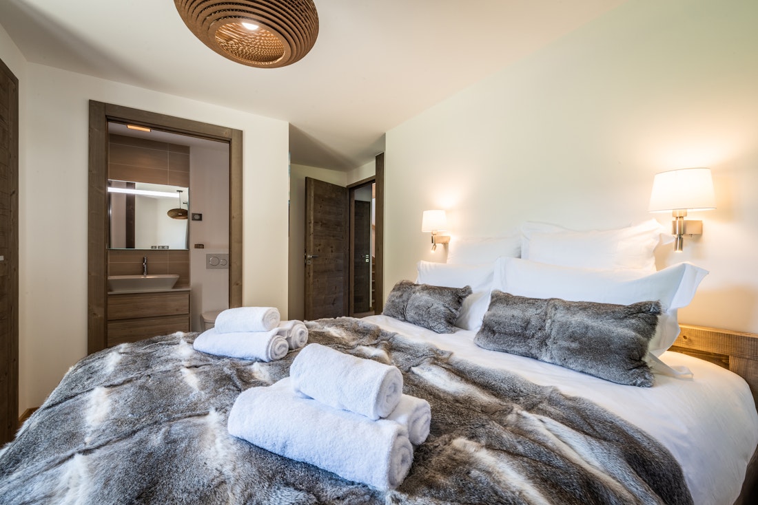 Spacieuse chambre double contemporaine salle de bain chalet de luxe familial Jatoba Chamonix