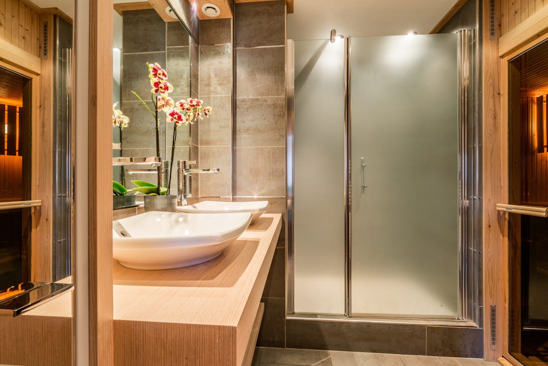 Modern bathroom walk-in shower ski in ski out apartment Itauba Courchevel 1850