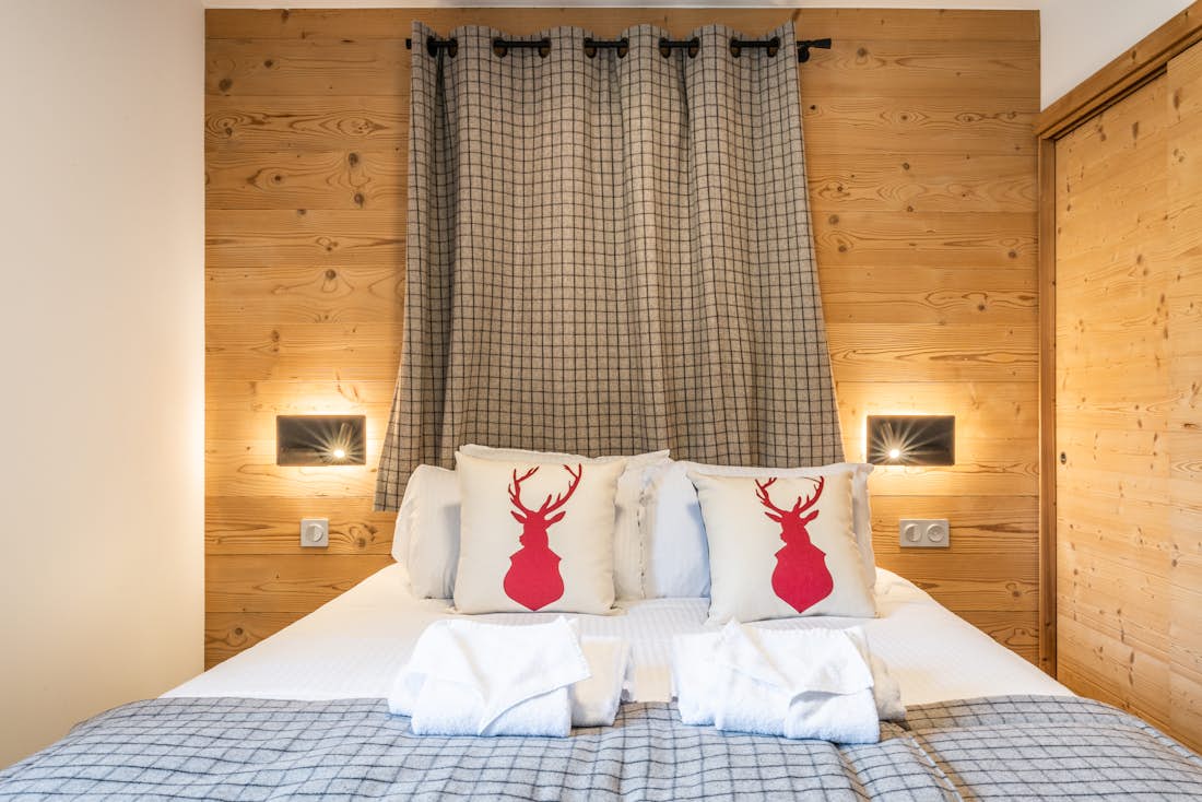 Morzine accommodation - Apartment Lizay - Luxury double ensuite bedroom at ski duplex apartment Lizay Morzine