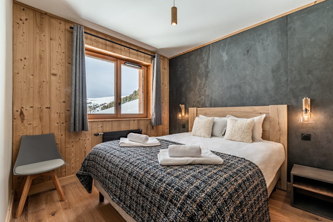Alpe d’Huez location - Appartement Fagus - Chambre double moderne avec salle de bain dans appartement Fagus à Alpe d'Huez