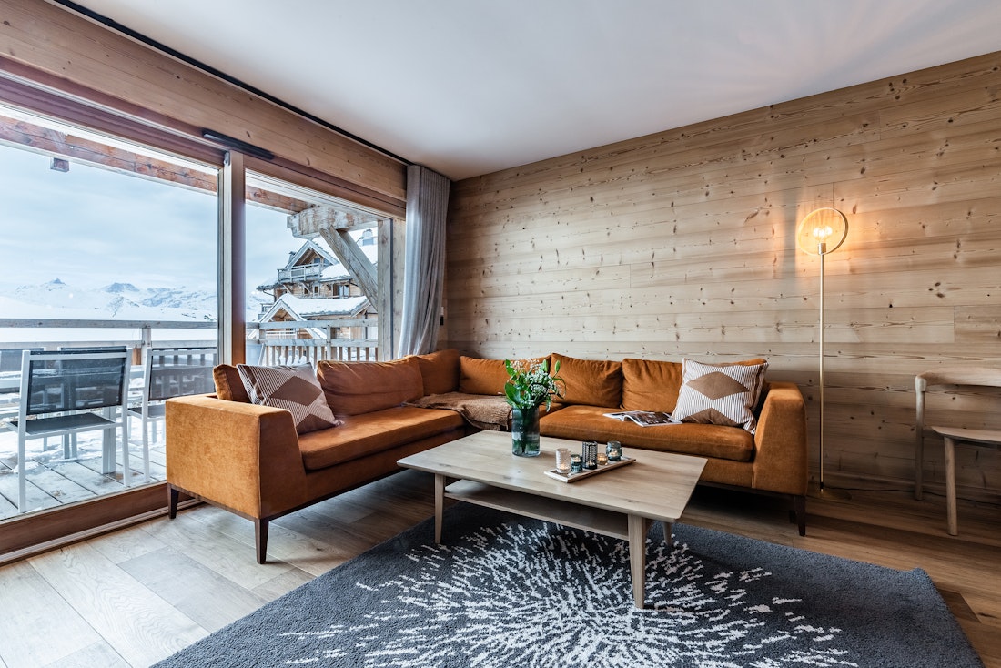 Salon moderne avec terrasse sur les pistes de ski à la location Wapa à l'Alpe d'Huez
