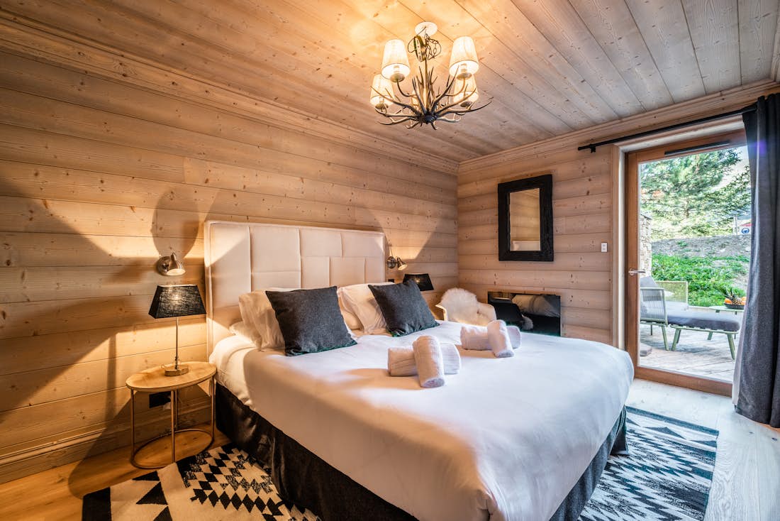 Chambre double confortable vue paysage appartement de luxe familial Padouk Courchevel Moriond