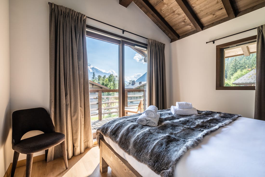 Chamonix accommodation - Chalet Jatoba - Cosy double bedroom with landscape views at family chalet Jatoba Chamonix