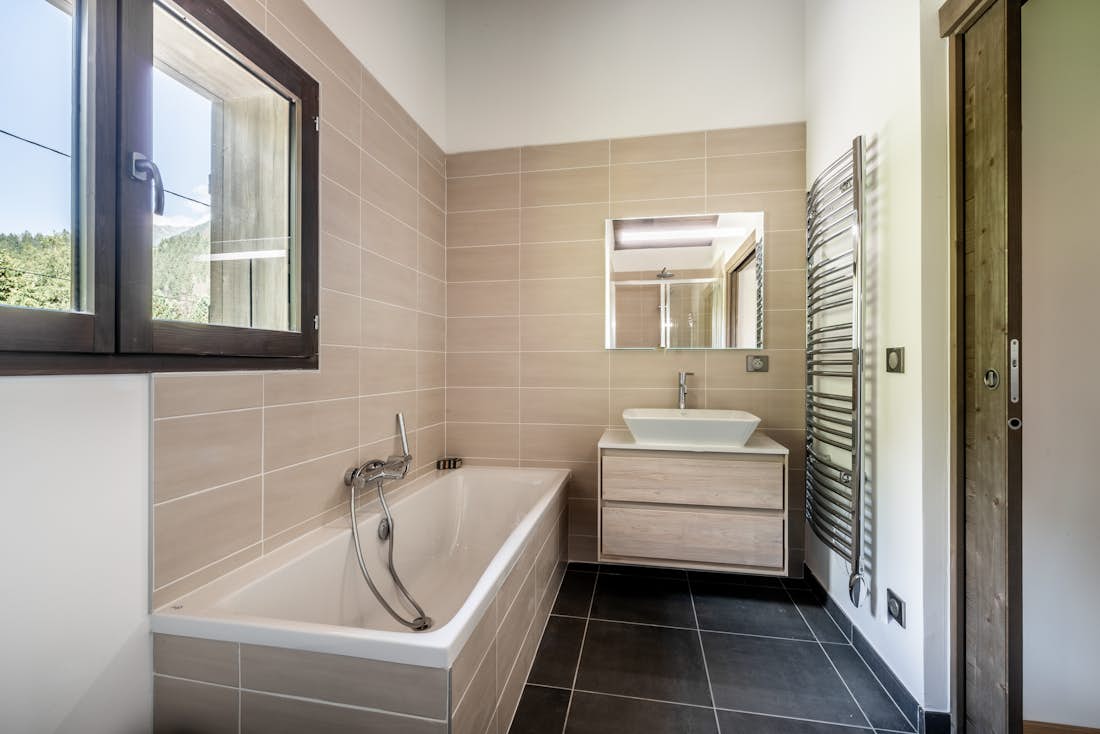 Salle de bain élégante baignoire de luxe chalet de luxe familial Jatoba Chamonix