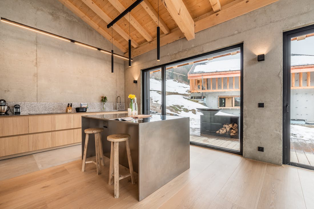 Morzine accommodation - Chalet Nelcote - Design kitchen with natural light in eco-friendly chalet Nelcôte Morzine