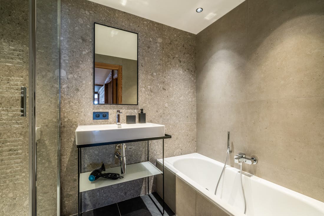 Salle de bain moderne douche à l'italienne appartement aux pieds des pistes Ophite Méribel