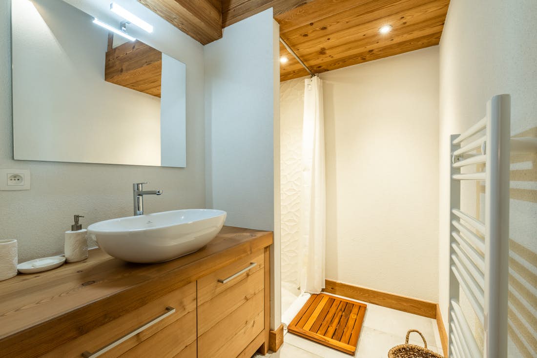 Modern bathroom shower Celosia apartment Chamonix