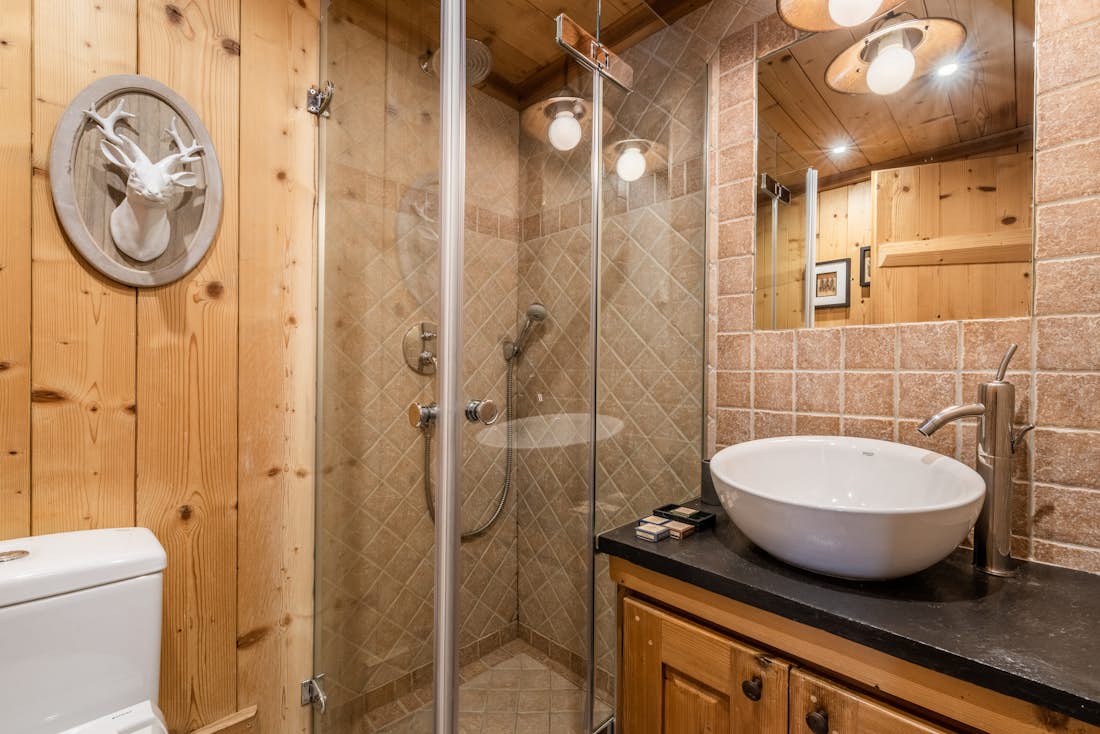 Magnifique salle de bain design douche à l'italienne appartement de luxe familial Garapa Morzine