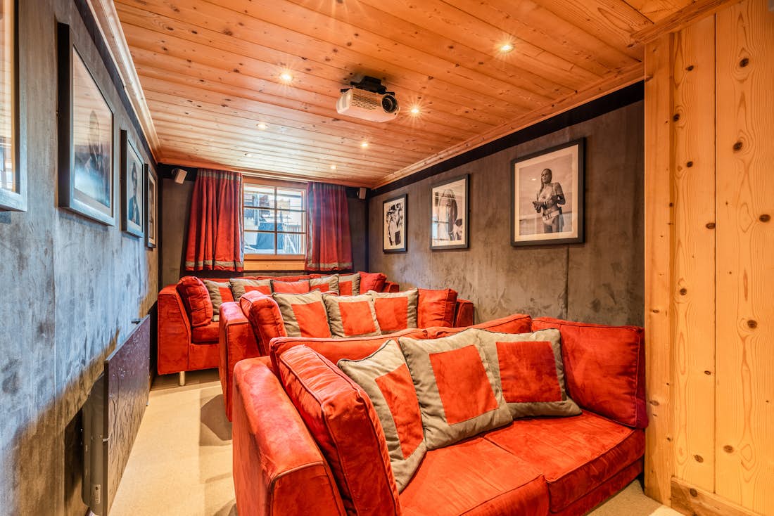 Spacious cinema room ski apartment Garapa Morzine