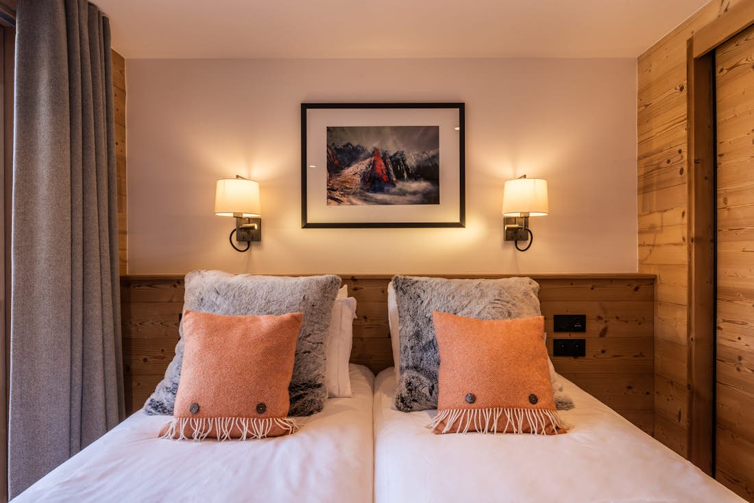 Alpe d’Huez location - Appartement Tamboti - Luxueuse chambre avec lits jumeaux ou lit double et salle de bain dans l'appartement de luxe familial Tamboti à Alpe d'Huez
