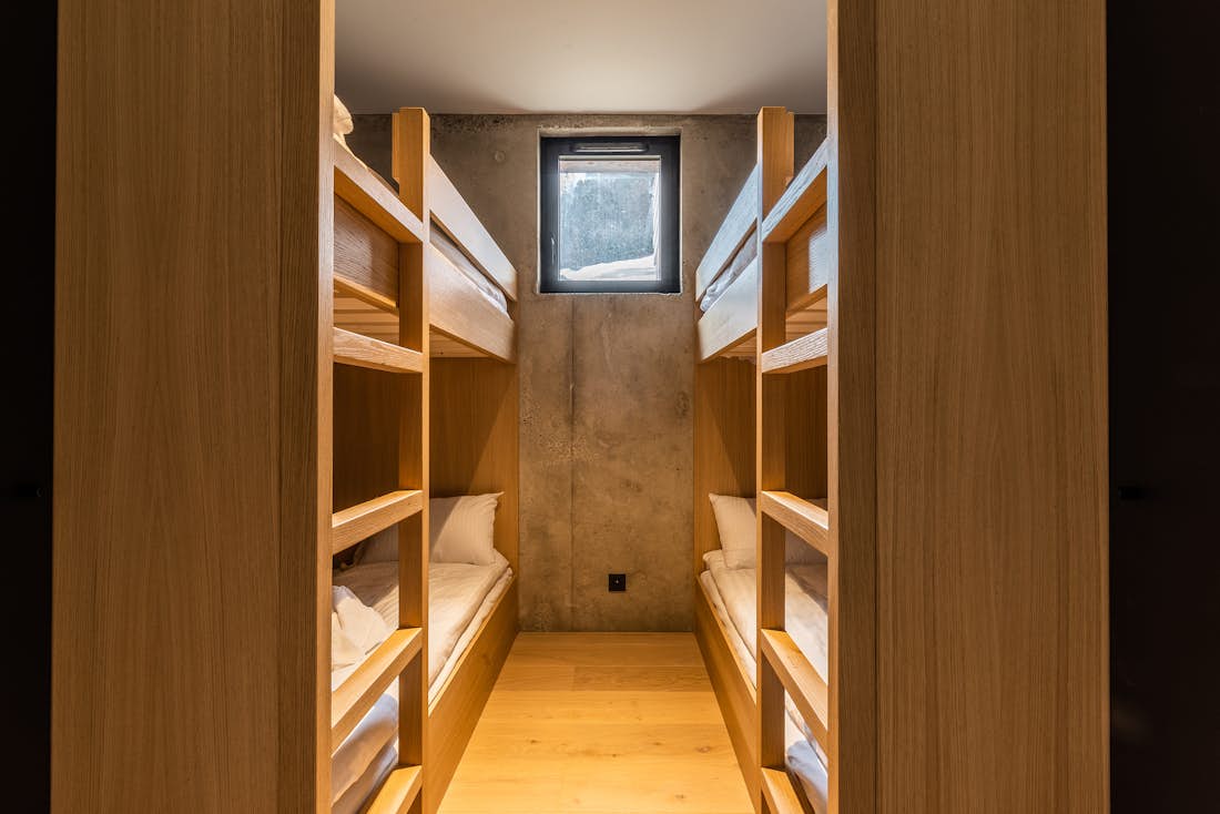 Morzine location - Chalet Nelcôte - Chambre confortable avec quatre lits superposés en bois dans le chalet de services hôteliers Nelcôte Morzine